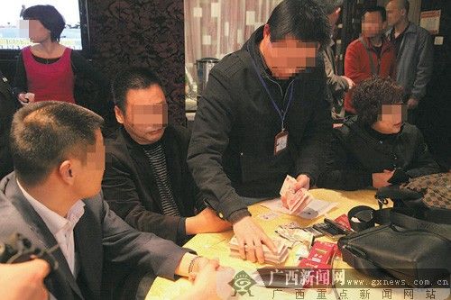 从“老总”包里搜出的大量现金。记者 徐冰 苑长军摄